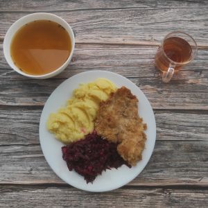 Zdjęcie przedstawia Dietę podstawową: Fasolowa z ziemniakami Ziemniaki z koperkiem gotowane Kotlet drobiowy panierowany Sos jarzynowy Sałatka z buraczków i jabłka z olejem Kompot owocowy